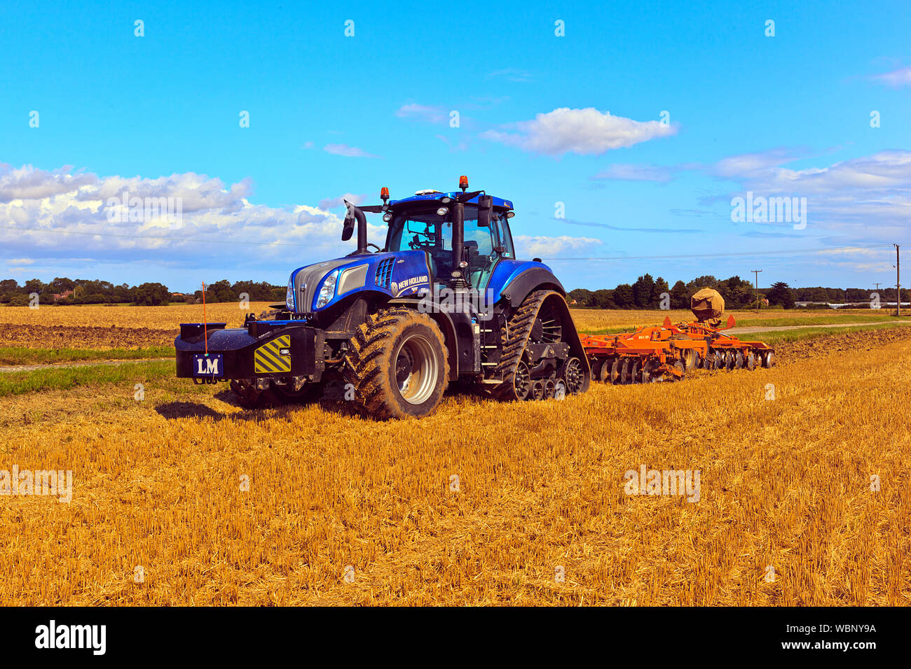 New Holland T 8.435 Raupentraktor Kultivierung Feld mit mechanischen Kultivator in Lincolnshire Stockfoto