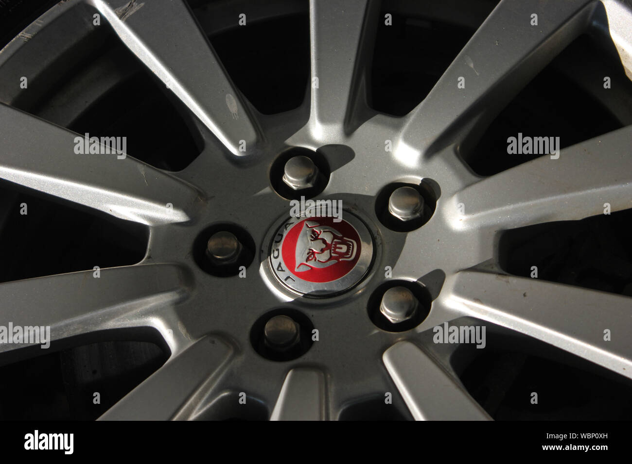 Jaguar Logo auf einem Jaguar Felge. Logo Details für British Luxury Car. Stockfoto