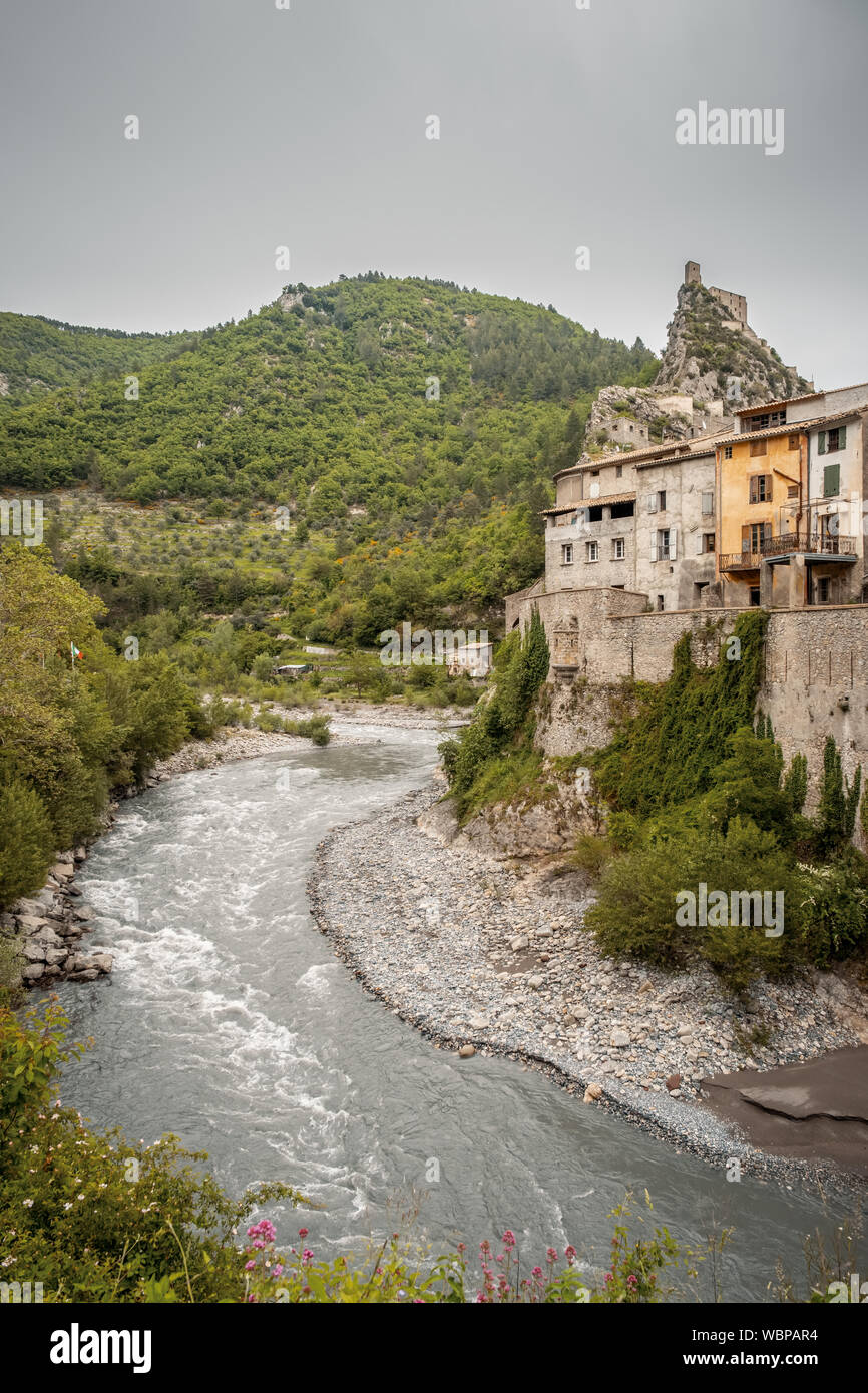 Die mittelalterliche Zitadelle von Entrevaux liegt hoch auf einem Felsvorsprung über der Stadt und der Var-Tal in der Alpes-de-Haute-Provence, Frankreich Stockfoto