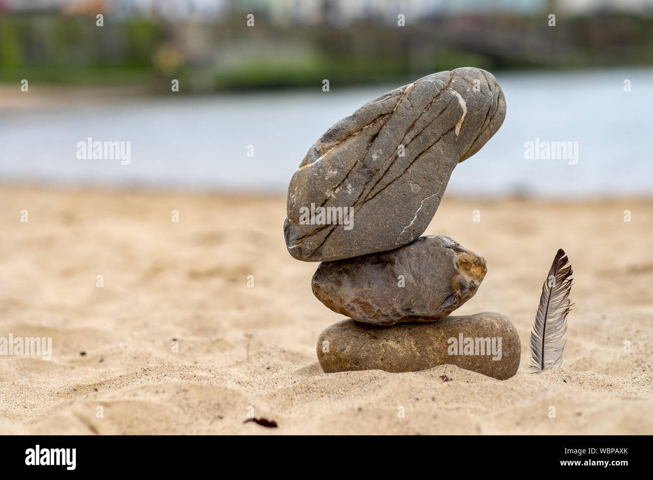 Stein Wuchten: Zen Attitude, Meditation und ruhigen Atmosphäre. Stockfoto