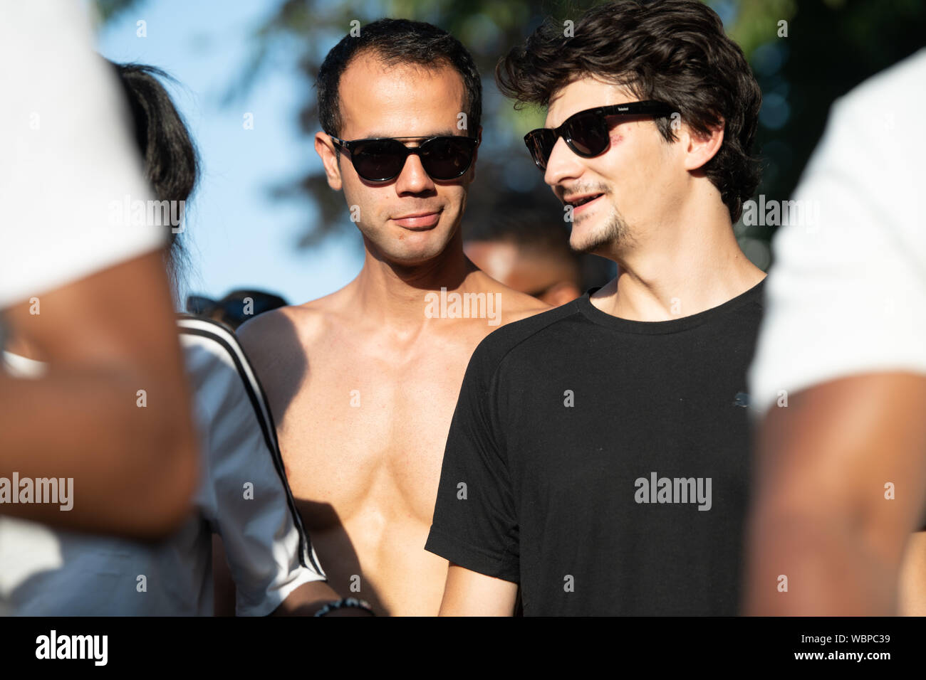 Zwei weiße Männer lächelnd in einer Masse an der Notting Hill Carnival. Stockfoto