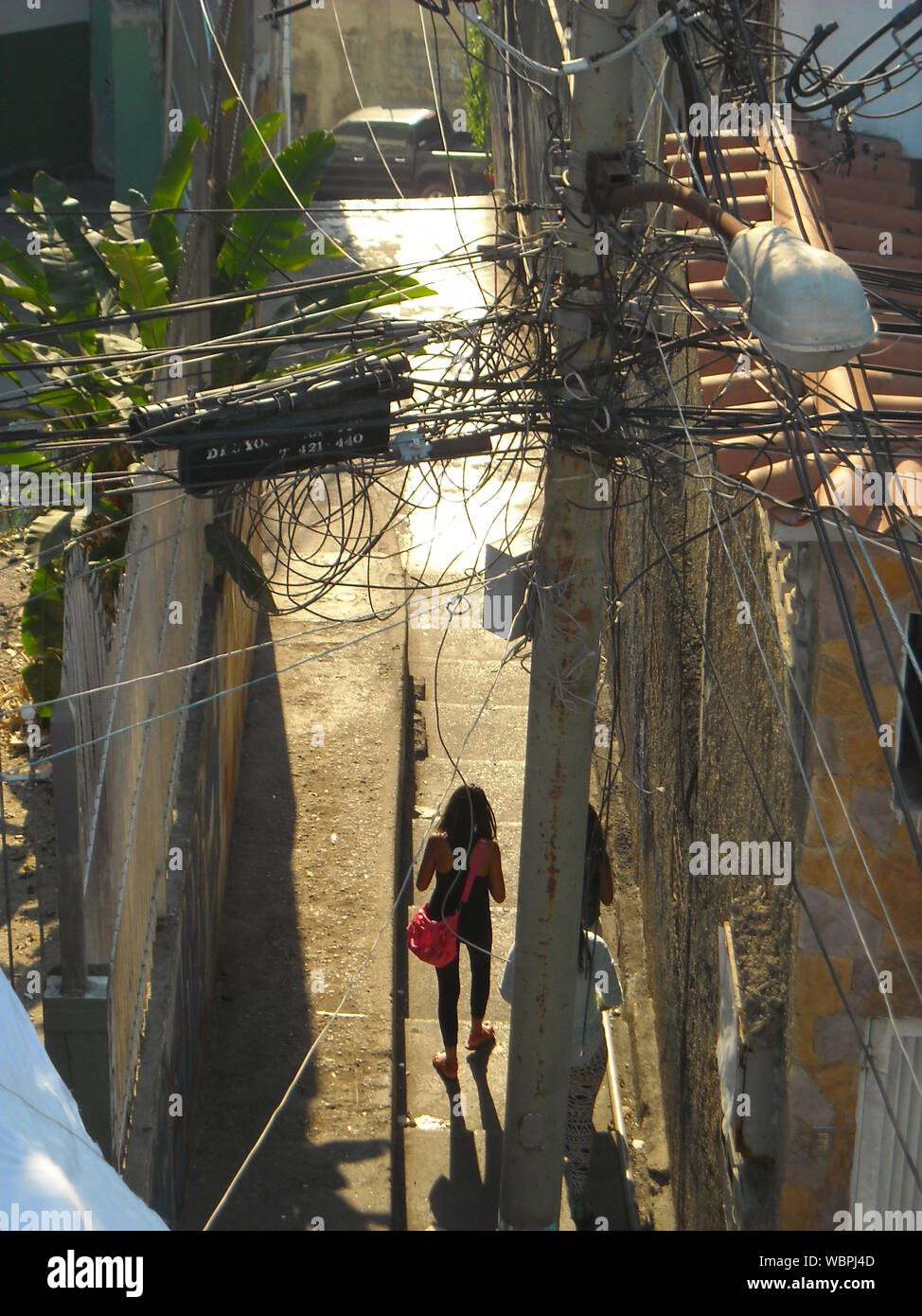 Venezuela, Caracas. Gemeinsame Räume der Petare Nachbarschaft, wo prekäre Gebäude und Menschen ihr tägliches Leben tun beobachtet werden. Stockfoto
