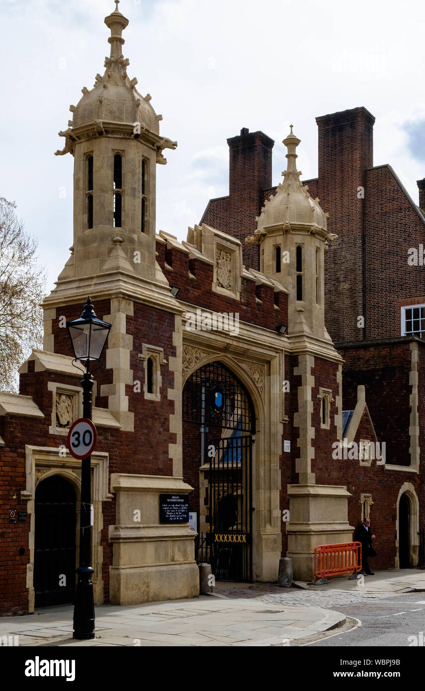 Main Gate zu Lincoln's Inn Gesellschaft der Rechtsanwälte, auf einem großen Grundstück von historischen Gebäuden, rechts von der Großen Halle in Central London. Stockfoto