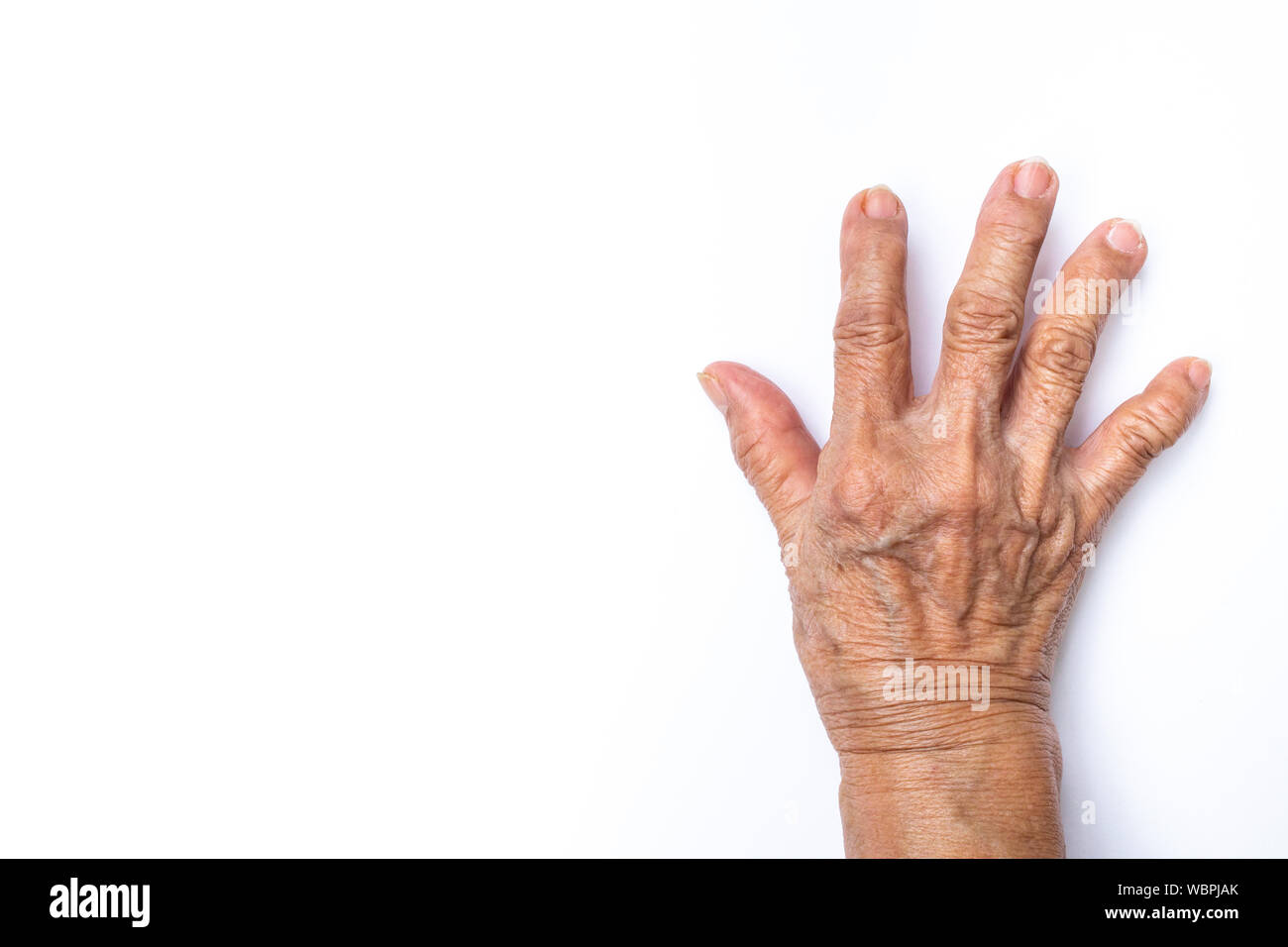 Die ältere Frau Hände zählen 5 auf weißem Hintergrund, Zahlen 1-10 in Gebärdensprache Konzept Stockfoto
