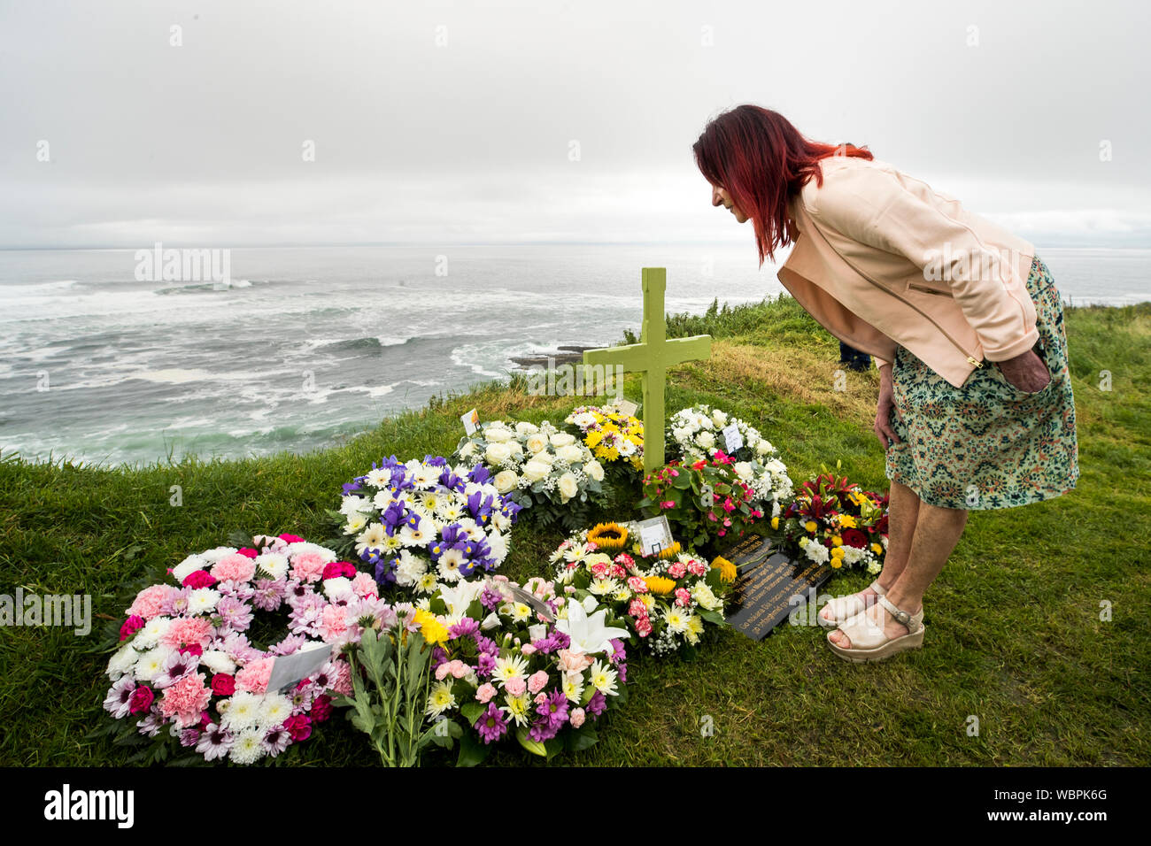 Mary Hornsey, Mutter von Paul Maxwell, las die Gedenkkarten nach einem Gottesdienst für ihren Sohn und andere, die vor 40 Jahren auf Lord Mountbatten's Boot vor der Küste von Mullaghmore Co. Sligo getötet wurden. Stockfoto