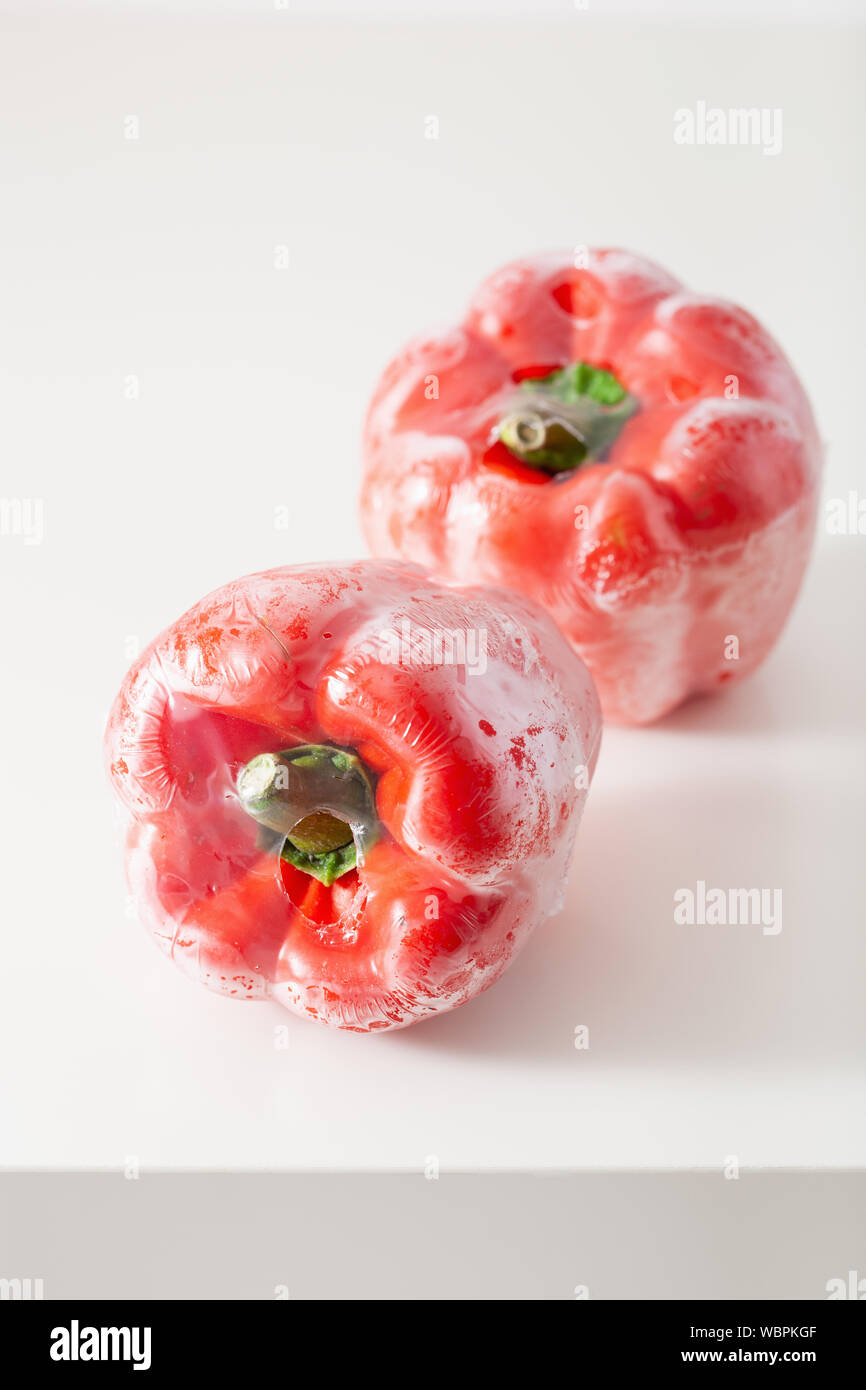 Single use Kunststoffverpackungen. Paprika Gemüse im Beutel Stockfoto