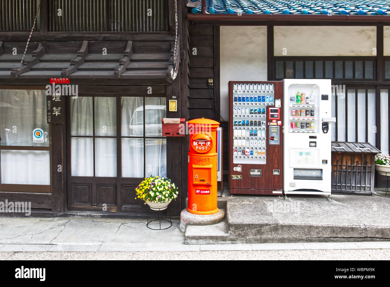 Post Box und Verkaufsautomaten an Narai, einer Stadt an der Nakasendo Trail in Japan Stockfoto