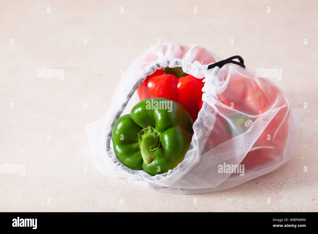 Paprika in wiederverwendbaren mesh Nylon Tasche, Kunststoff sich null Abfall Konzept Stockfoto