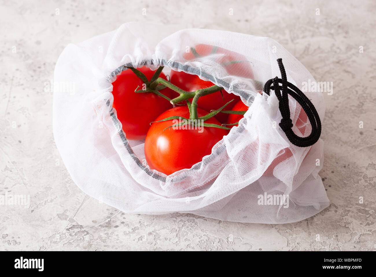 Tomaten in wiederverwendbare mesh Nylon Tasche, Kunststoff sich null Abfall Konzept Stockfoto
