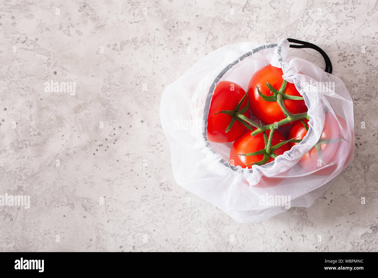 Tomaten in wiederverwendbare mesh Nylon Tasche, Kunststoff sich null Abfall Konzept Stockfoto