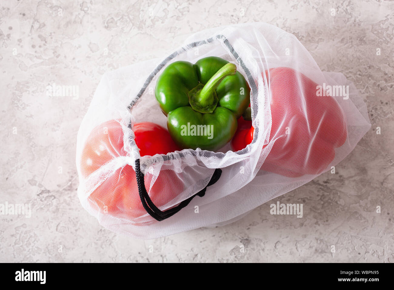 Paprika in wiederverwendbaren mesh Nylon Tasche, Kunststoff sich null Abfall Konzept Stockfoto