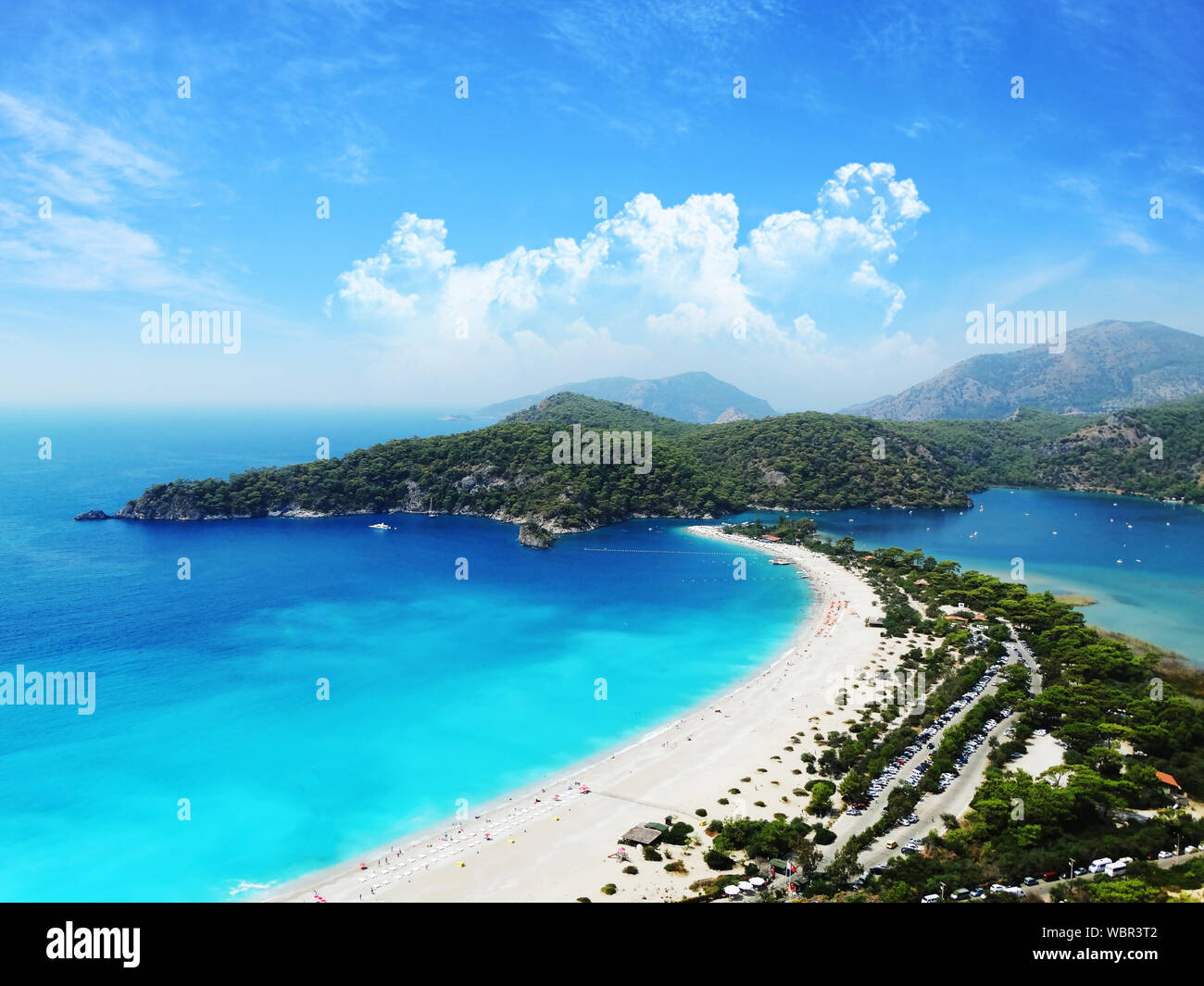 Oludeniz oder Olu Deniz Strand Blue Lagoon Fethiye aus Luft oder Brummen. Mittelmeerküste der Türkei. Stockfoto