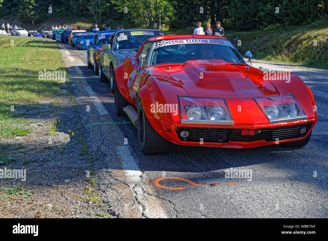 Grenoble, Frankreich, 25. August 2019: historischen Rennwagen fahren Sie zum Start der bergauf Rennen, zählen für die französische Meisterschaft und den Berg verlassen Stockfoto