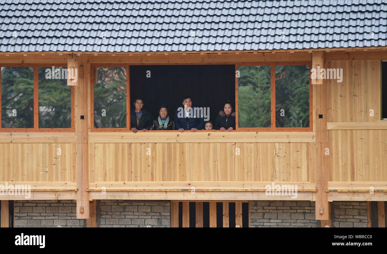 (190827) -- RONGSHUI, Aug 27, 2019 (Xinhua) - Wu Zhenghuai (1 L) und seiner verarmten Familie posieren für ein Gruppenfoto in den neu errichteten hölzernen Residence in Wuying Dorf, eine Miao Dorf unter gemeinsame Verwaltung der Rongshui County, South China Guangxi Zhuang autonomen Region, Congjiang County, im Südwesten Chinas Provinz Guizhou, Jan. 17, 2019. Wu erhielt finanzielle Unterstützung aus dem Guangdong-Guangxi Armutsbekämpfung Zusammenarbeit Projekt sein neues Haus zu bauen. Unter einer Linderung der Armut Rahmen für die Zusammenarbeit zwischen Rongshui Grafschaft von Guangxi und Lianjiang Stadt im Süden Chinas Stockfoto