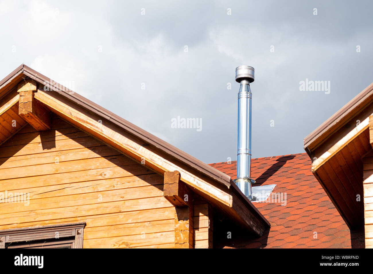 Edelstahl Schornstein Rohr auf dem Dach der modernen Holzbalken Landhaus  Villa Haus. Home Kamin und Heizung Abgasanlage Stockfotografie - Alamy