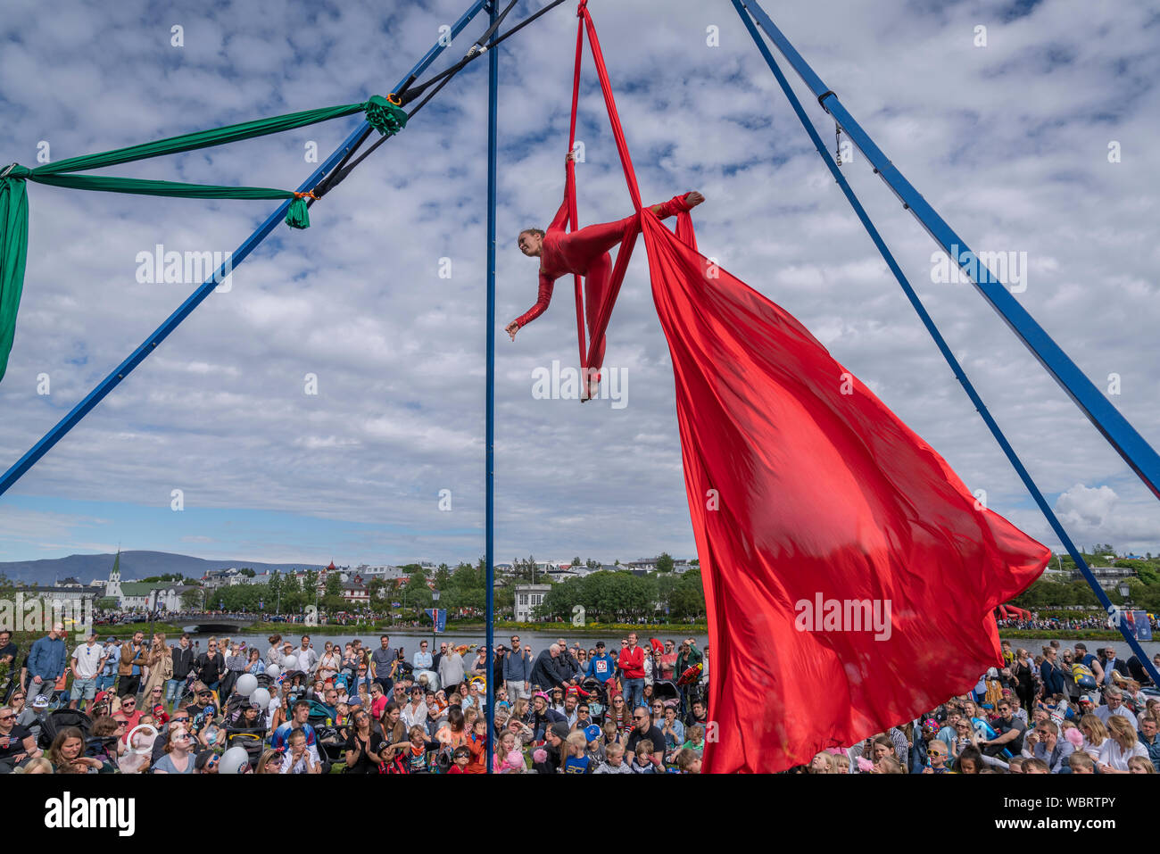 Aerial silk Tanz, Tag der Unabhängigkeit Islands, Reykjavik, Island Stockfoto