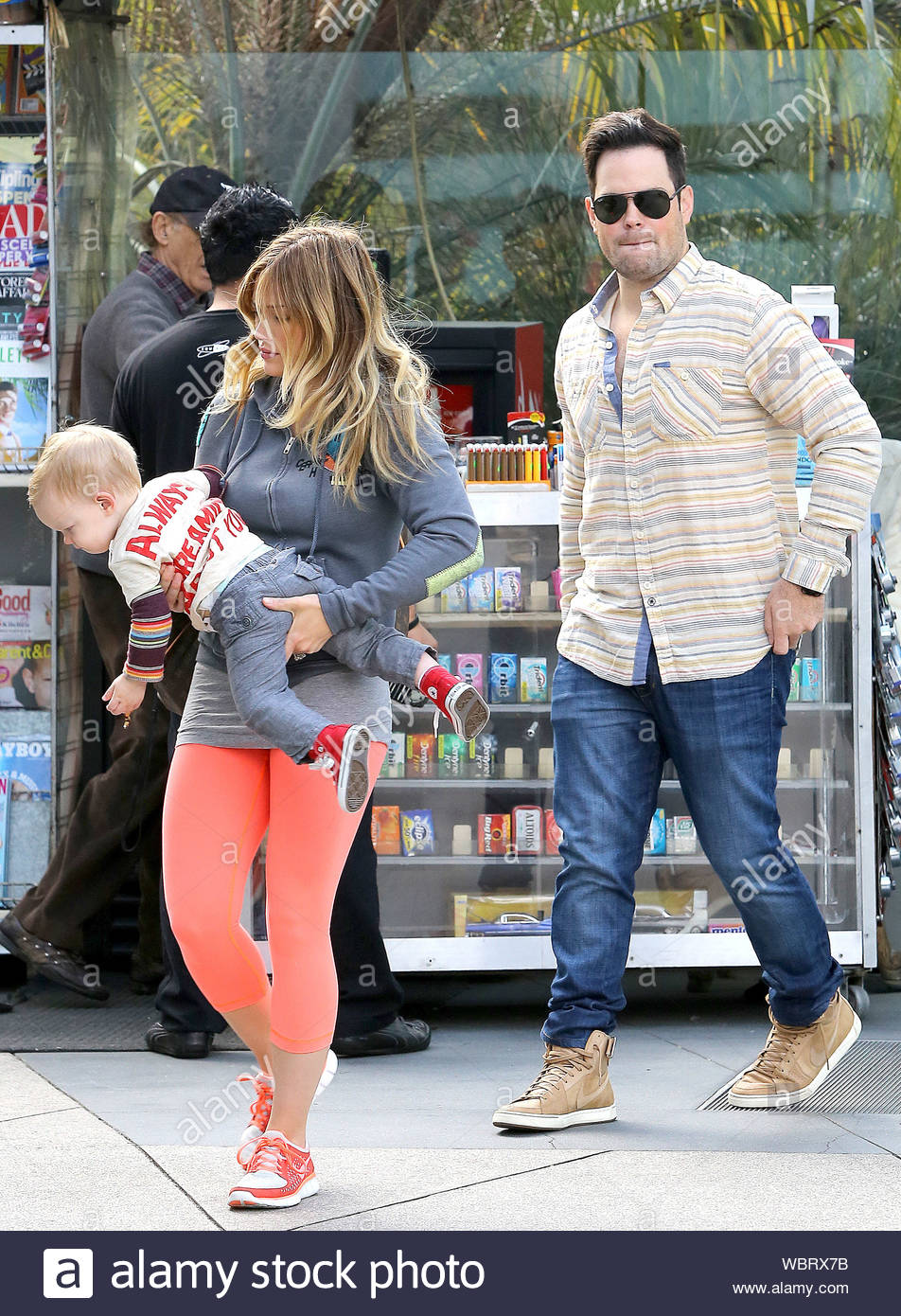 Hilary duff was duff's first fragrance and is distributed by the elizabeth arden company. West Hollywood Ca Hilary Duff Zupacken Mittagessen Mit Ihrem Mann Mike Comrie Und Ihr Sohn Luca