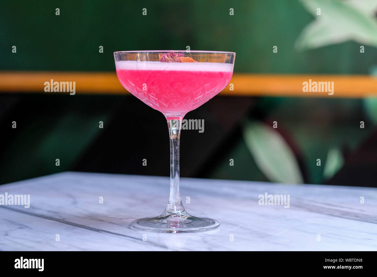 Rosa frischen bunten Exotischen alkoholfreien Cocktail auf dem Marmortisch. Rot und Pink Mojito Stockfoto