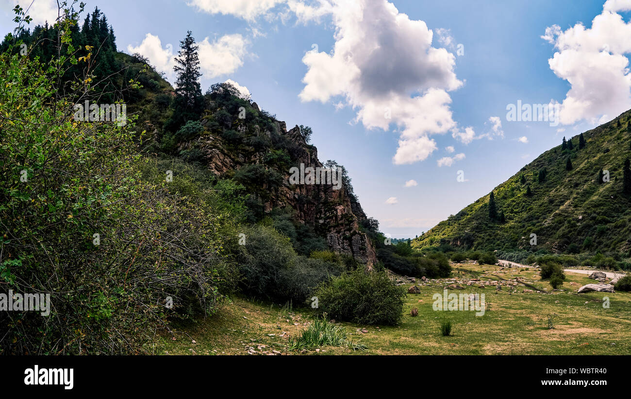 Panorama von einem Berg Tal im Sommer. Eine fabelhafte Aussicht auf die Berggipfel, beeindruckende Natur, Sommer in den Bergen. Reisen, Tourismus. beautifu Stockfoto