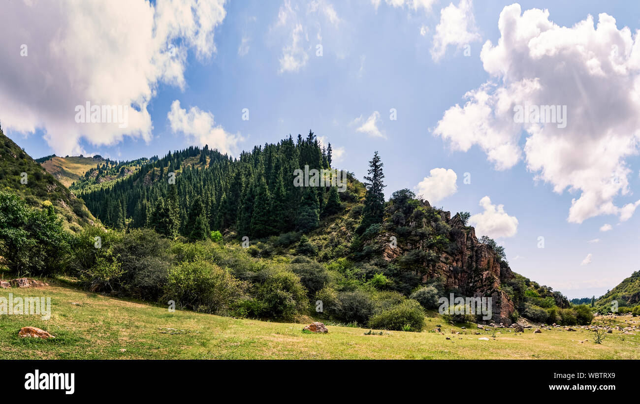 Panorama von einem Berg Tal im Sommer. Eine fabelhafte Aussicht auf die Berggipfel, beeindruckende Natur, Sommer in den Bergen. Reisen, Tourismus. beautifu Stockfoto