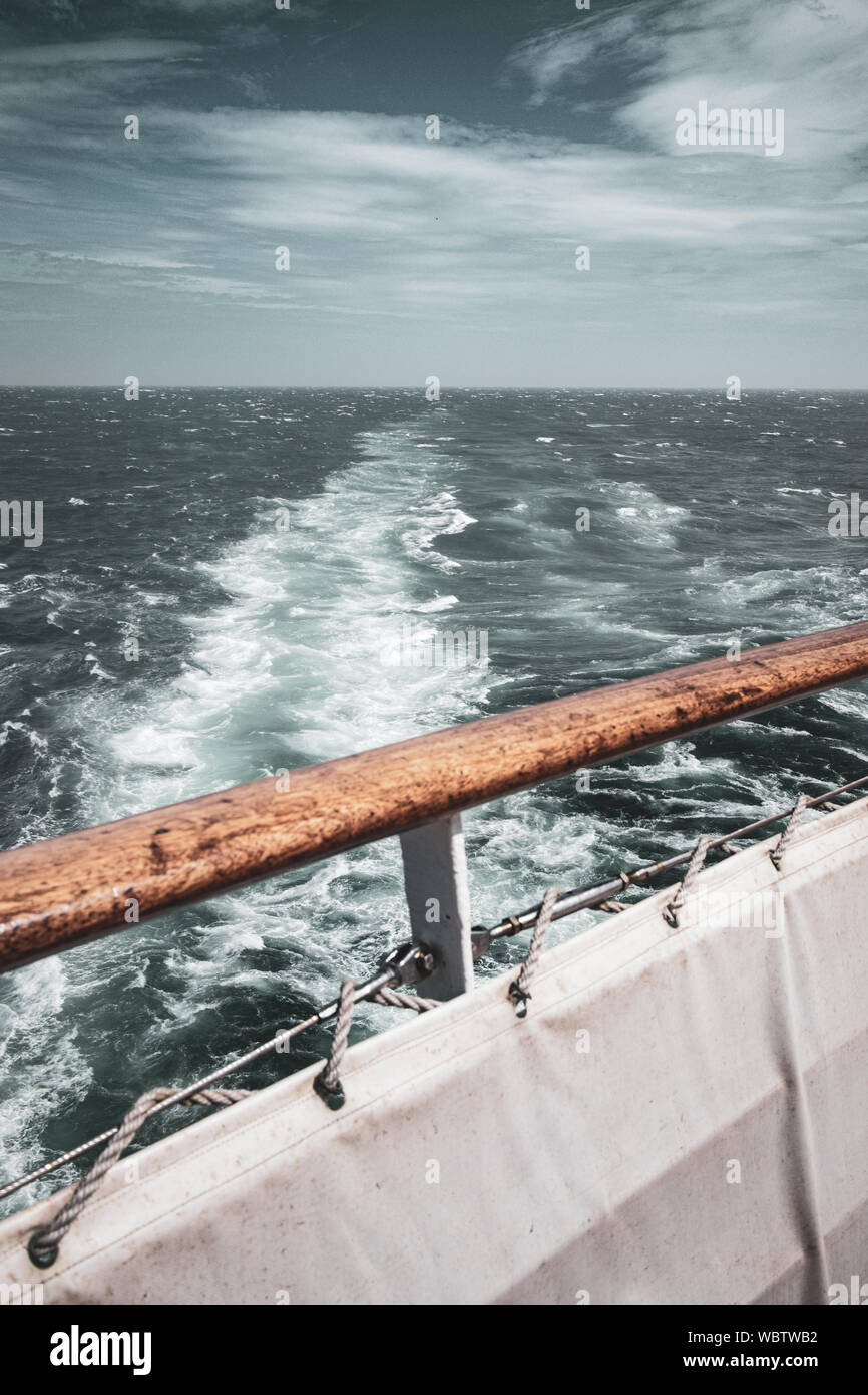 Das Deck der Cunard Ocean Liner und flagship Schiff die "Queen Mary 2", als sie kreuzt eine stürmische Nordsee in Richtung Southampton, Großbritannien Stockfoto