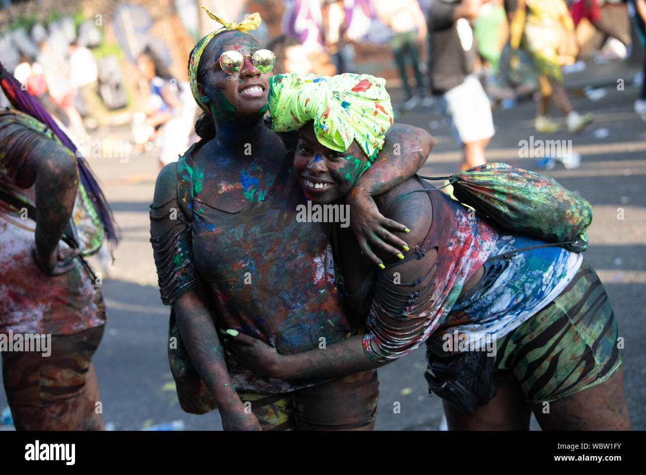 Eine Gruppe von Frauen an der Notting Hill Carnival tanzen in einer Masse von Menschen in Lack überzogen. Stockfoto
