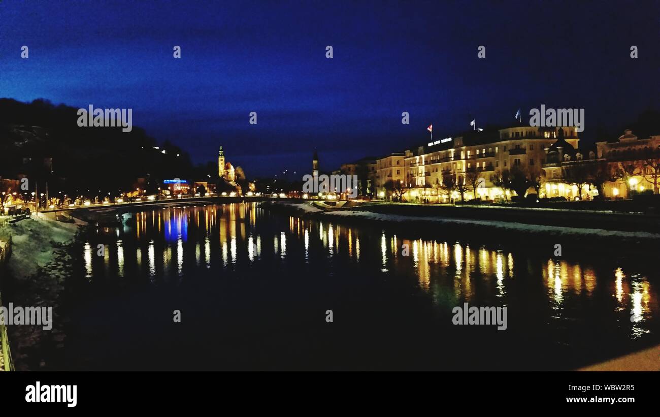 Fluss mit Licht Reflexion in der Stadt bei Nacht Stockfoto