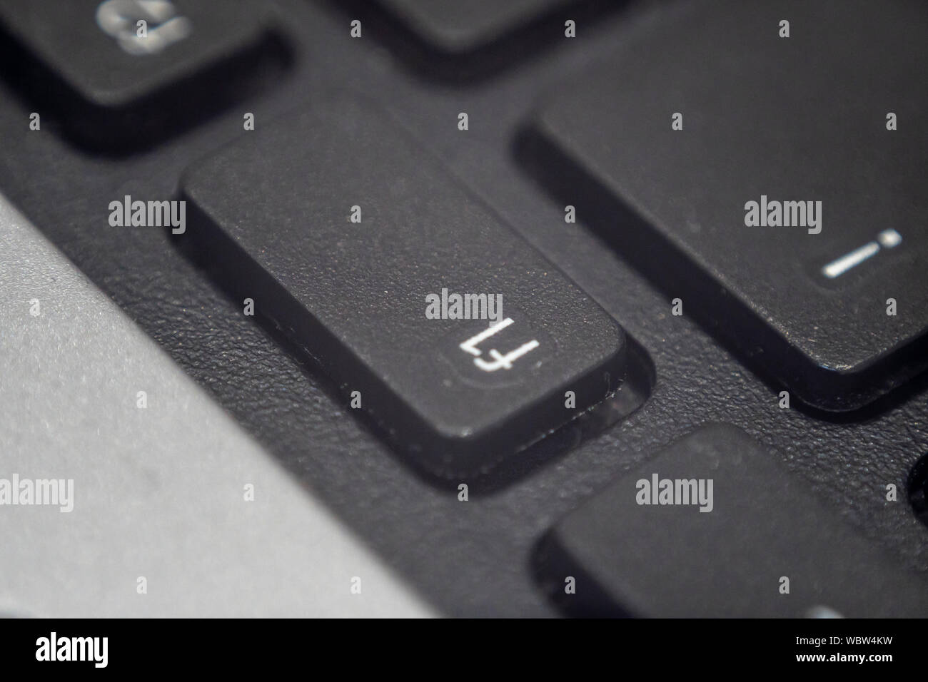 Extreme Makro der F1-Taste auf dem Laptop Tastatur. Hilfe Konzept. Stockfoto