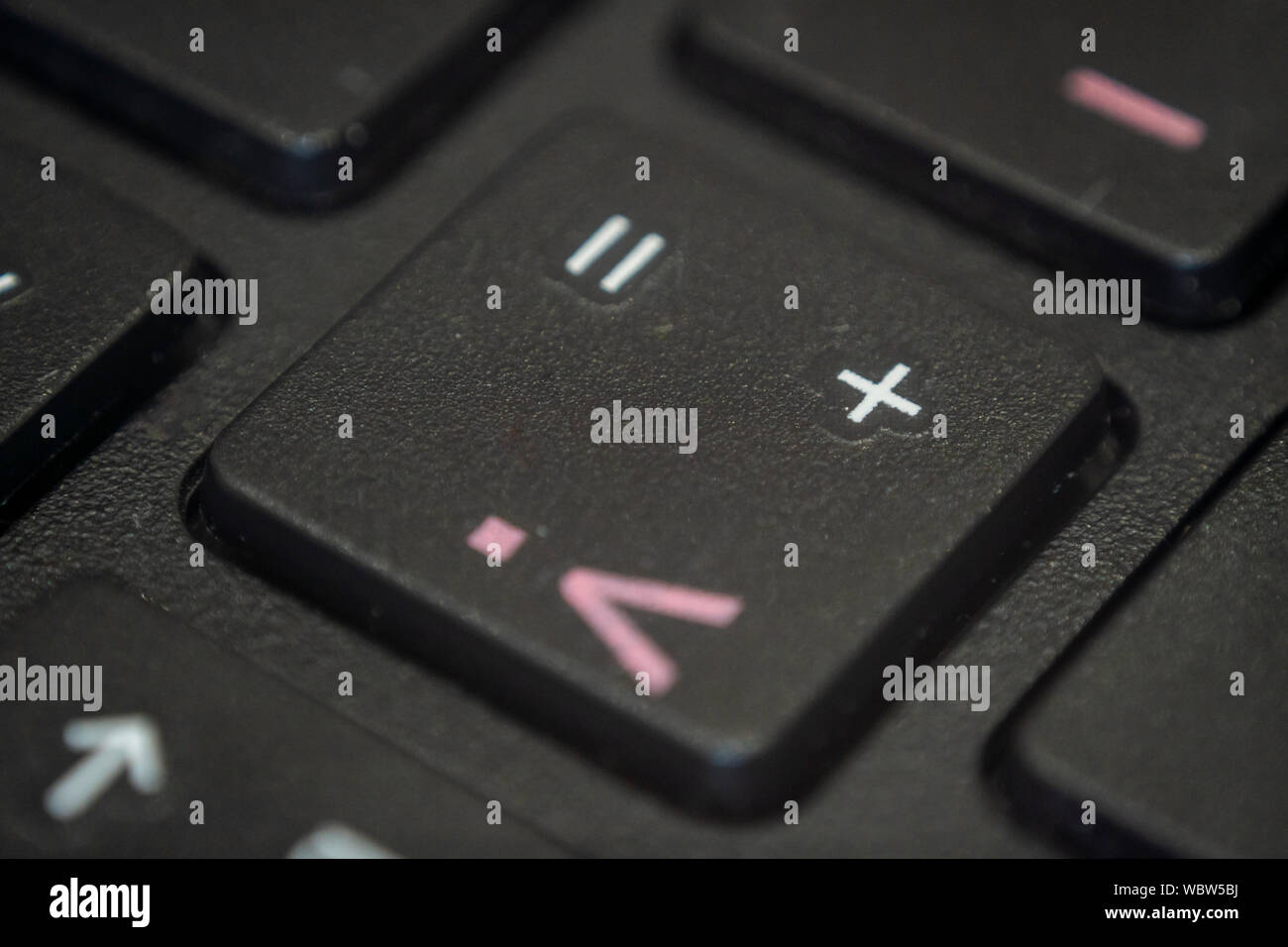 Extreme Makro der Pluszeichen auf einem Laptop Tastatur Stockfotografie -  Alamy