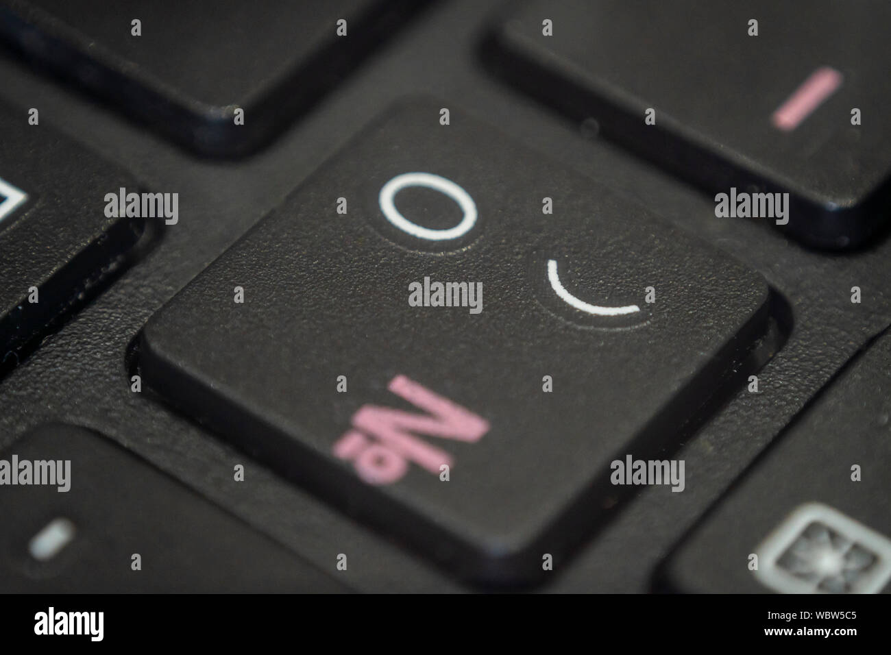 Extreme Makro der runde Klammer und null Zeichen auf einem Laptop Tastatur Stockfoto