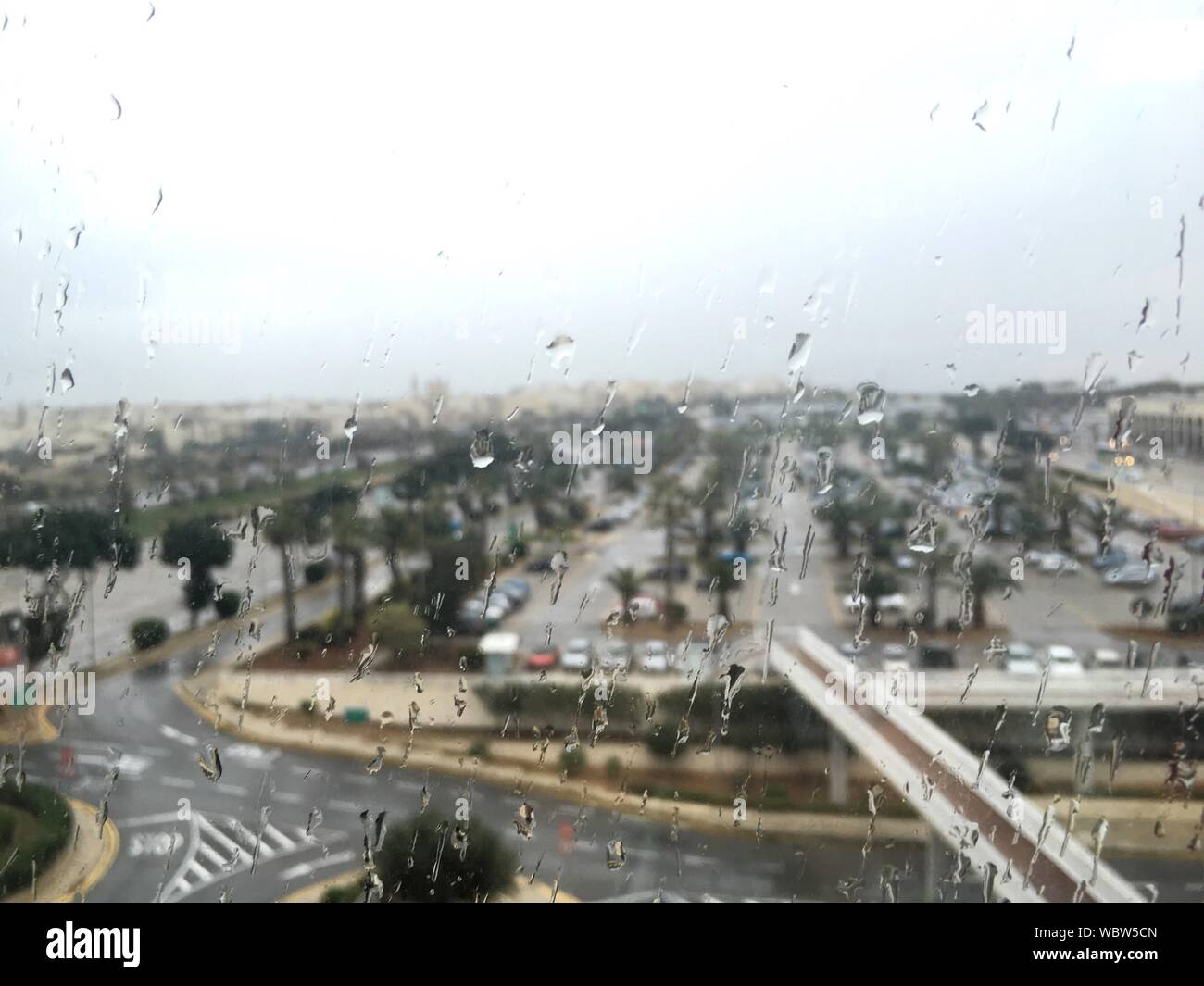 Stadtbild gesehen durch nasses Glas Fenster Stockfoto