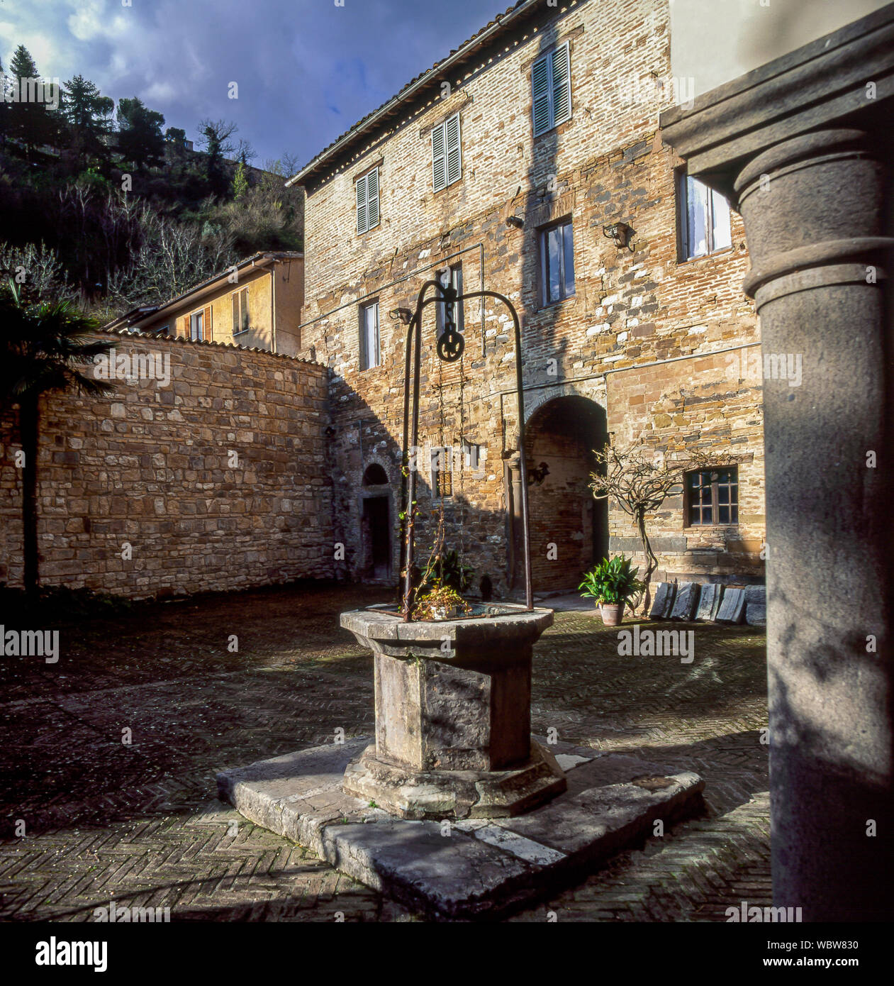 Italien San Severino Marche Innenhof des Palazzo Manuzzini - Sitz der Städtischen Kunstgalerie Tacchi Venturi Stockfoto