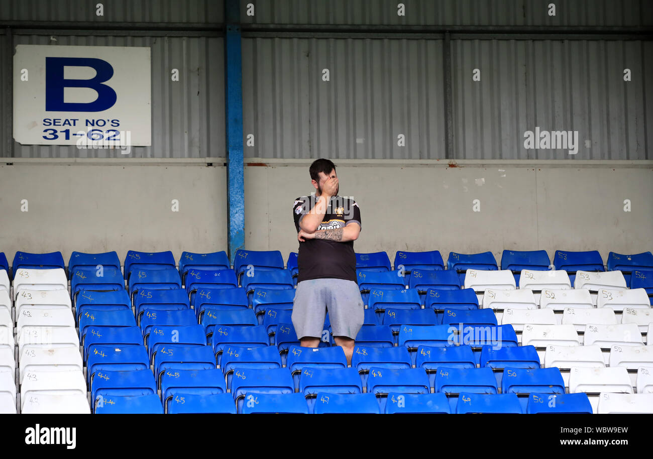 Ein Fan reagiert bei Gigg Lane, begraben. Stockfoto