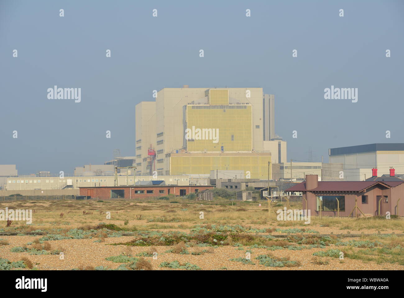 Kiesstrand in Dungeness vor dem Kernkraftwerk und den alten Leuchtturm. Stockfoto