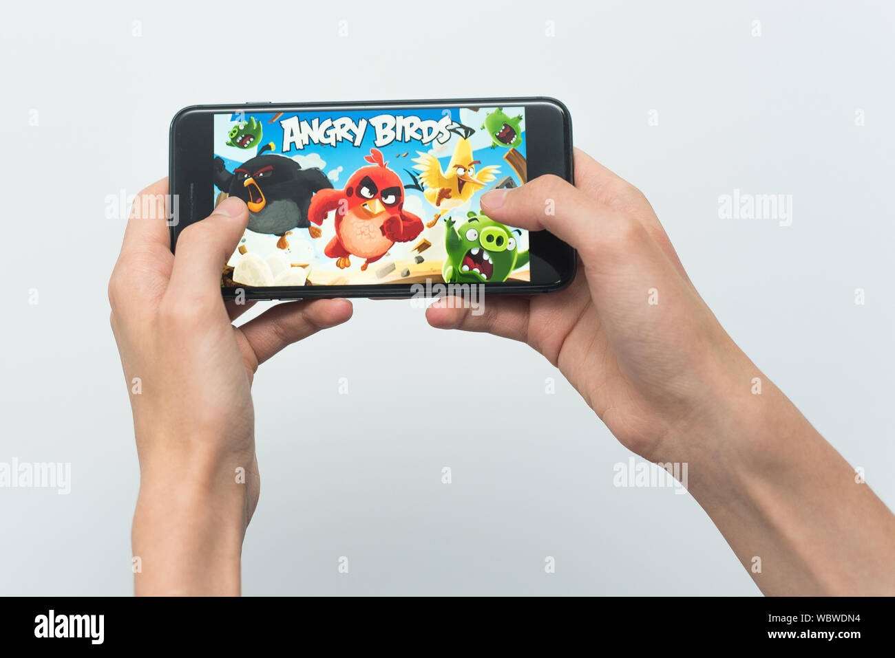 Samara, Russland-07, 29, 2019: ein junger Kerl spielt eine Angry Birds Spiel auf dem Iphone 8 Plus. Teenager hält ein Handy in der Hand mit einem Spiel Angry Birds Stockfoto
