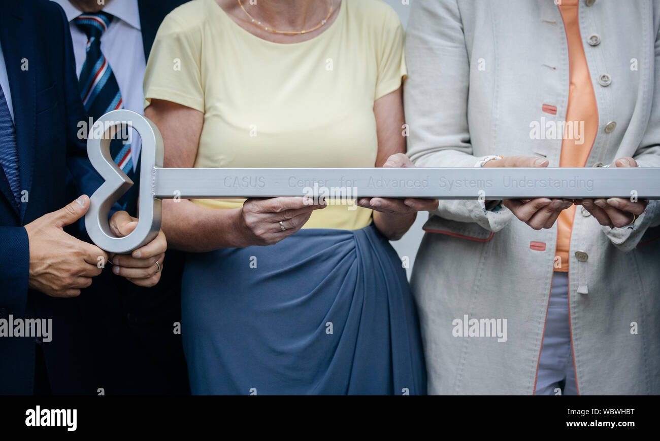 27. August 2019, Sachsen, Görlitz: Hände von Politikern halten einen symbolischen Schlüssel vor der ersten Gebäude des neuen Forschungszentrums CASUS (Zentrum für Fortgeschrittene Systeme Verständnis). Das Haus an der historischen Sub-Markt hat erste renoviert werden. Foto: Oliver Killig/dpa-Zentralbild/dpa Stockfoto