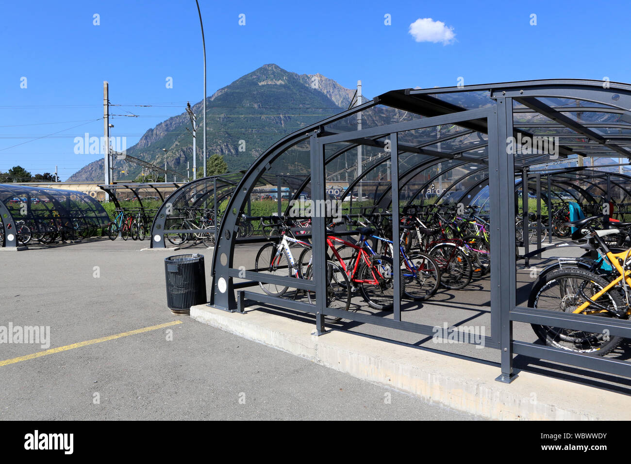 Parkplatz vélos gießen. Suisse. /Parkplatz für Fahrräder. Bahnhof Martigny. Die Schweiz. Stockfoto