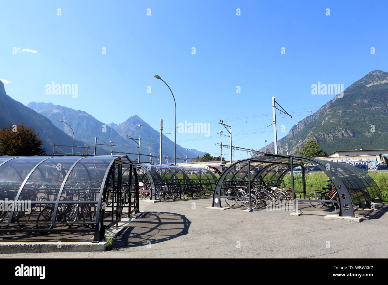 Parkplatz vélos gießen. Suisse. /Parkplatz für Fahrräder. Bahnhof Martigny. Die Schweiz. Stockfoto