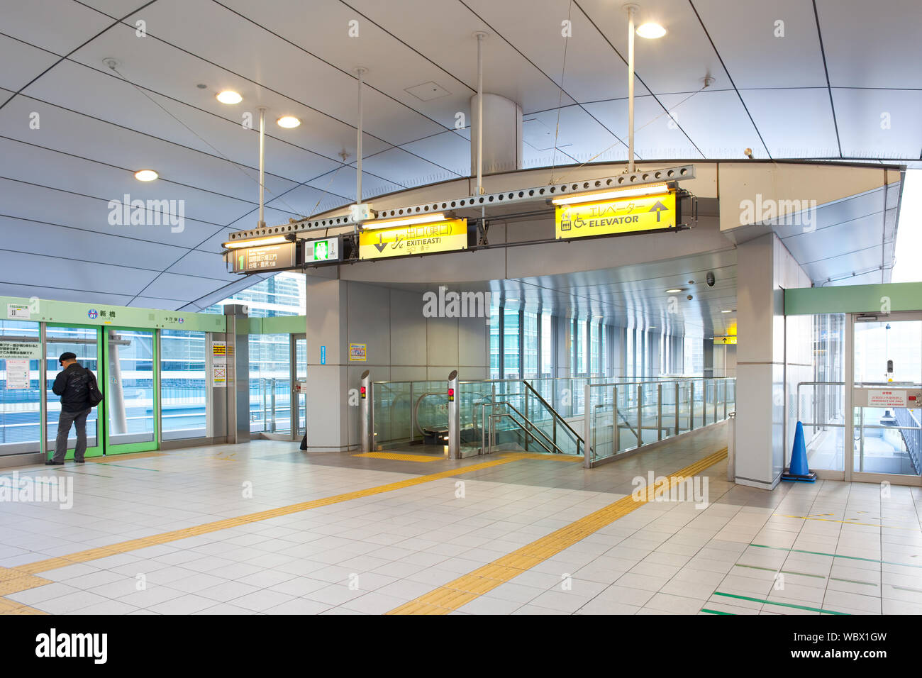 Tokio, Shimbashi Bezirk, Japan - Bahnhof Shimbashi, Plattform für die Yurikamome Monorail Linie. Stockfoto