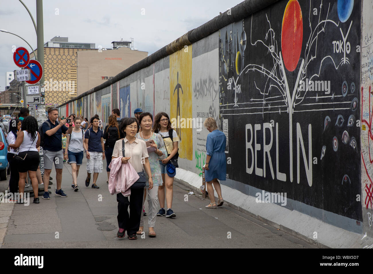 Touristen, die Eastside Gallery, Friedrichshain, Berlin Stockfoto