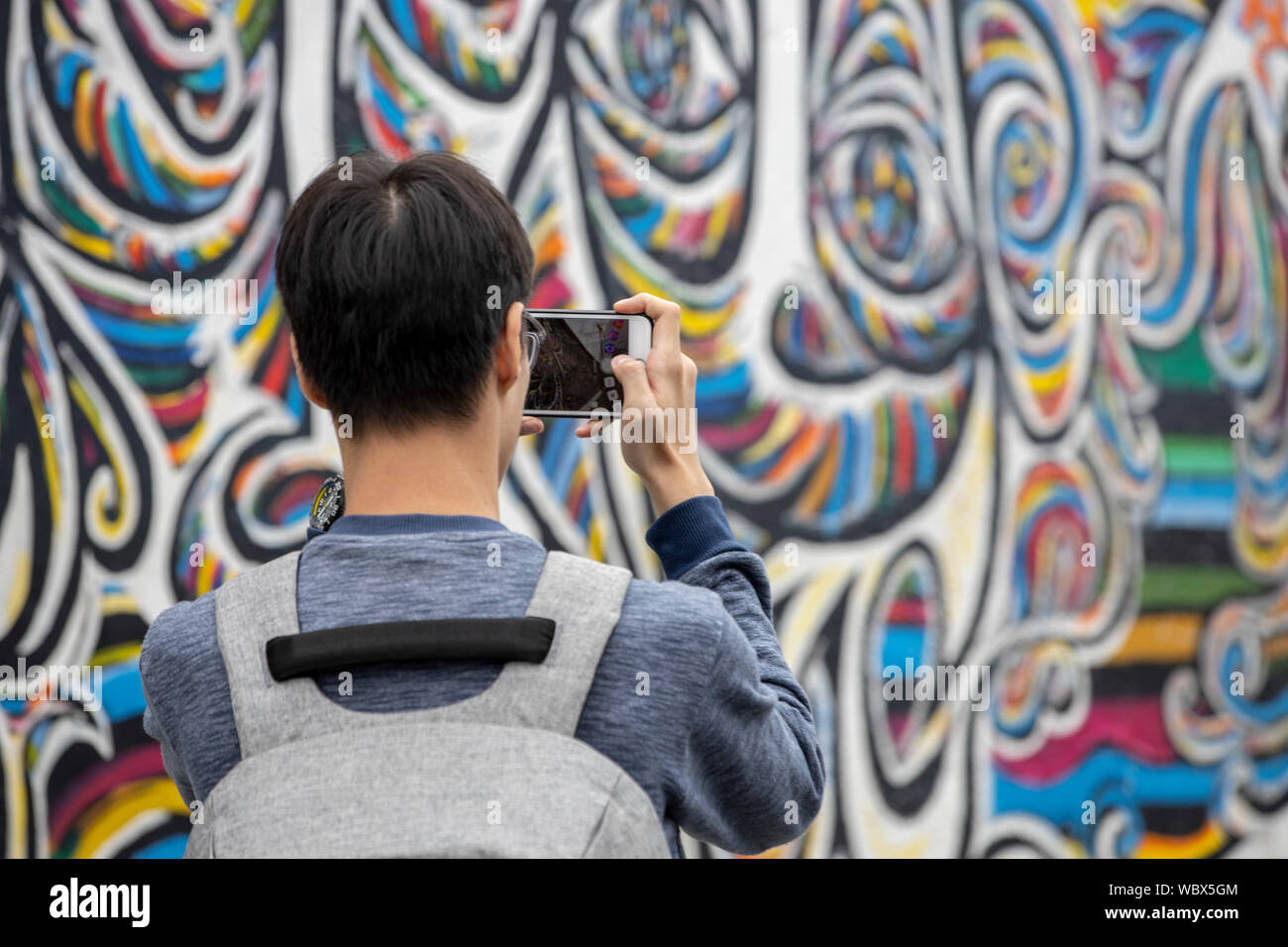 Touristen, die Eastside Gallery, Friedrichshain, Berlin Stockfoto