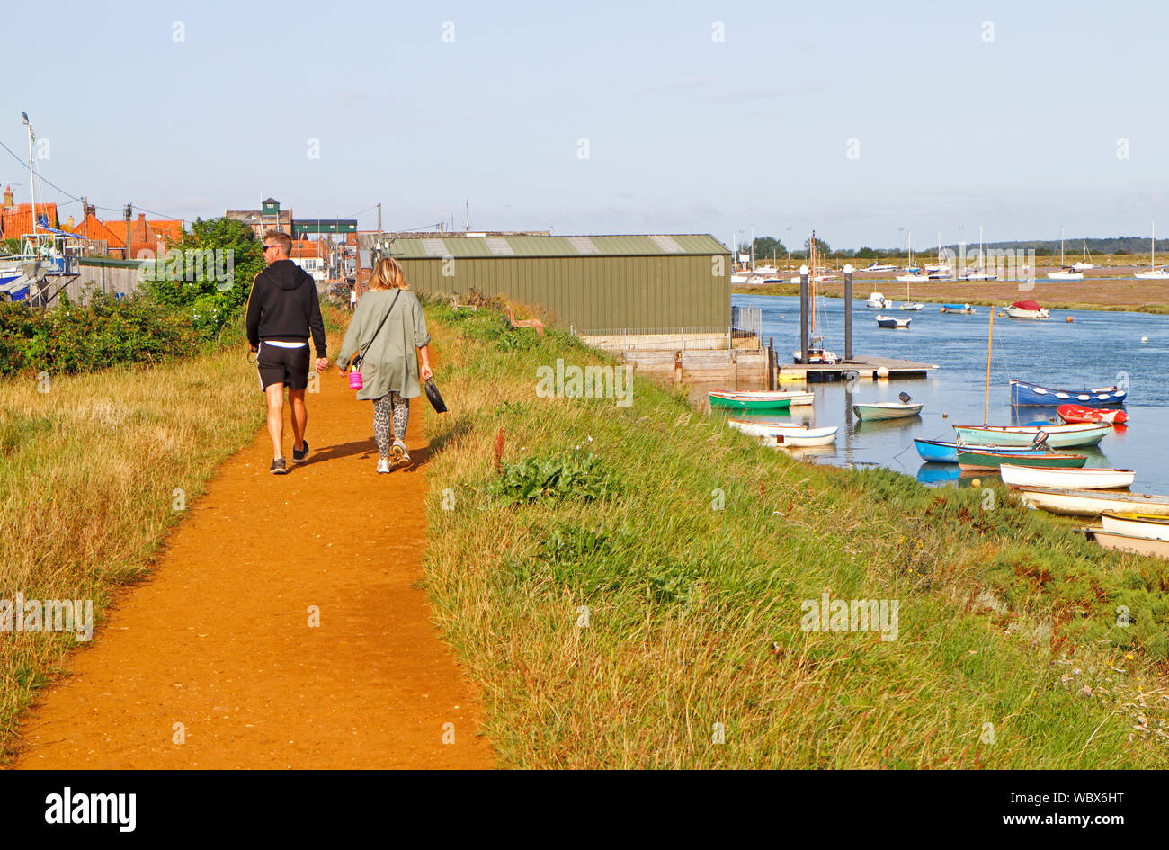 Ein paar wenige auf den Norfolk Coast Path aus dem Osten in die North Norfolk port von Wells-next-the-Sea, Norfolk, England, Vereinigtes Königreich, Europa. Stockfoto