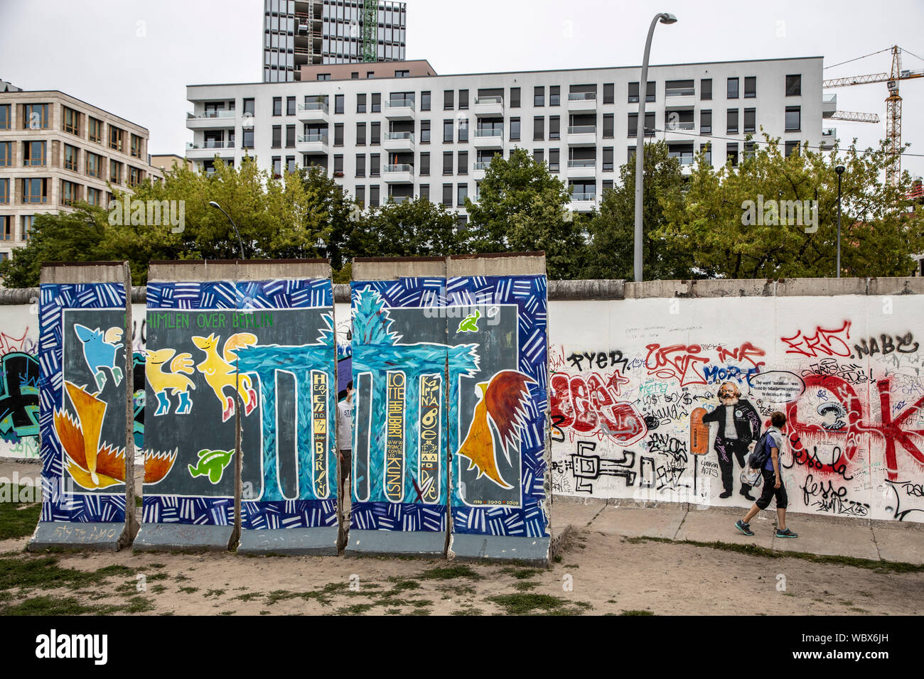 Touristen, die Eastside Gallery, Friedrichshain, Berlin Stockfoto