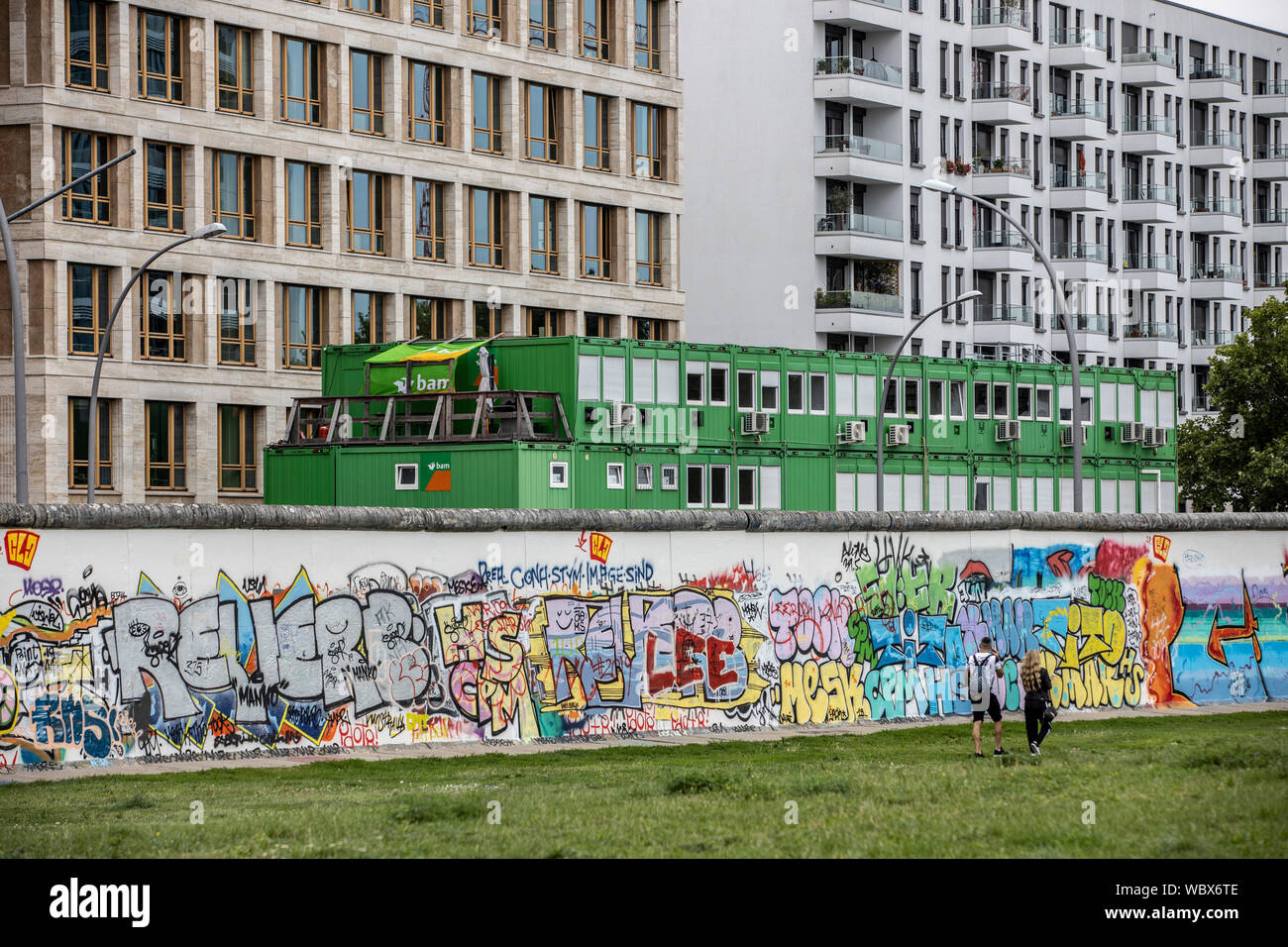 Touristen, die Eastside Gallery, Friedrichshain, Berlin Stockfoto