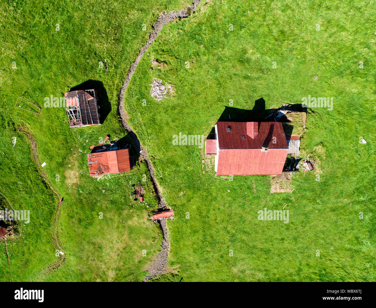 Luftbild von ein verfallenes Bauernhaus und Feld in der Verwirrung Stockfoto