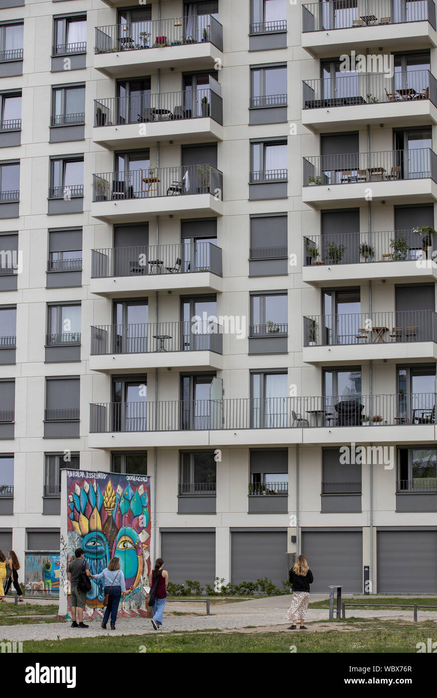 Touristen, die Eastside Gallery, Friedrichshain, Berlin Stockfoto
