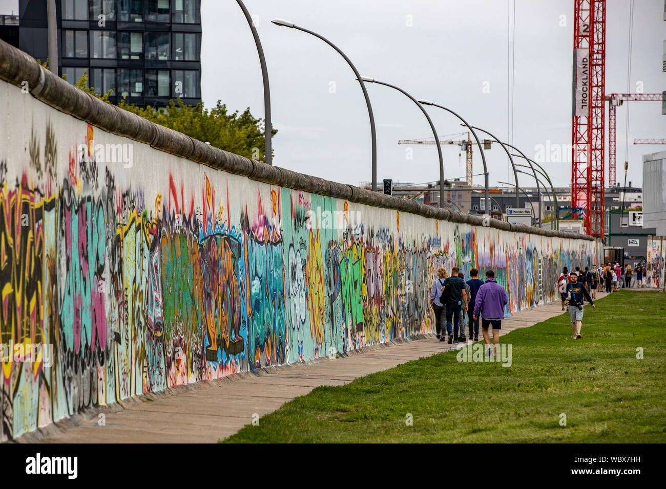 Touristen, die Eastside Gallery, Friedrichshain, neue, moderne Wohn- Berlin Stockfoto