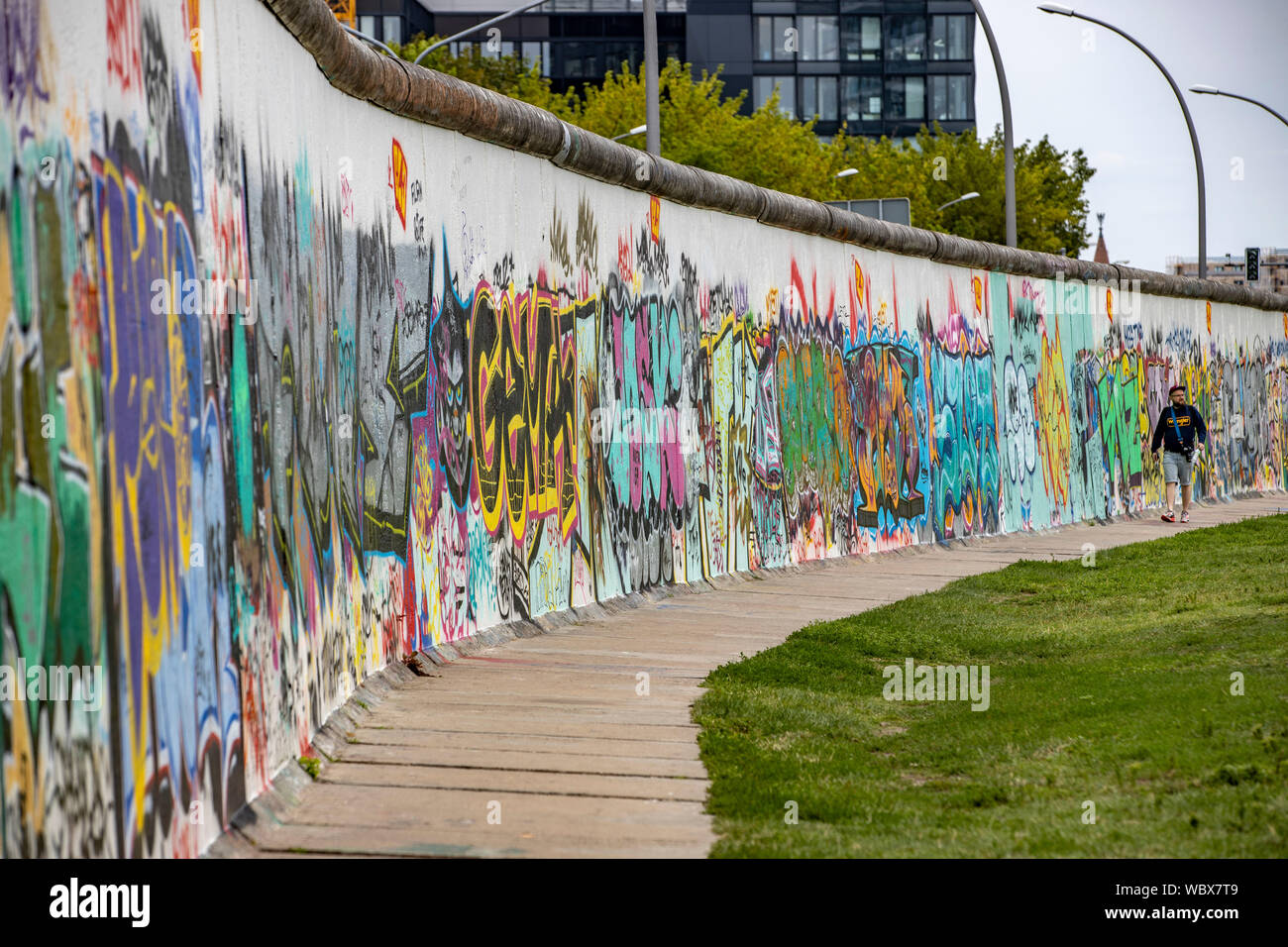 Touristen, die Eastside Gallery, Friedrichshain, neue, moderne Wohn- Berlin Stockfoto