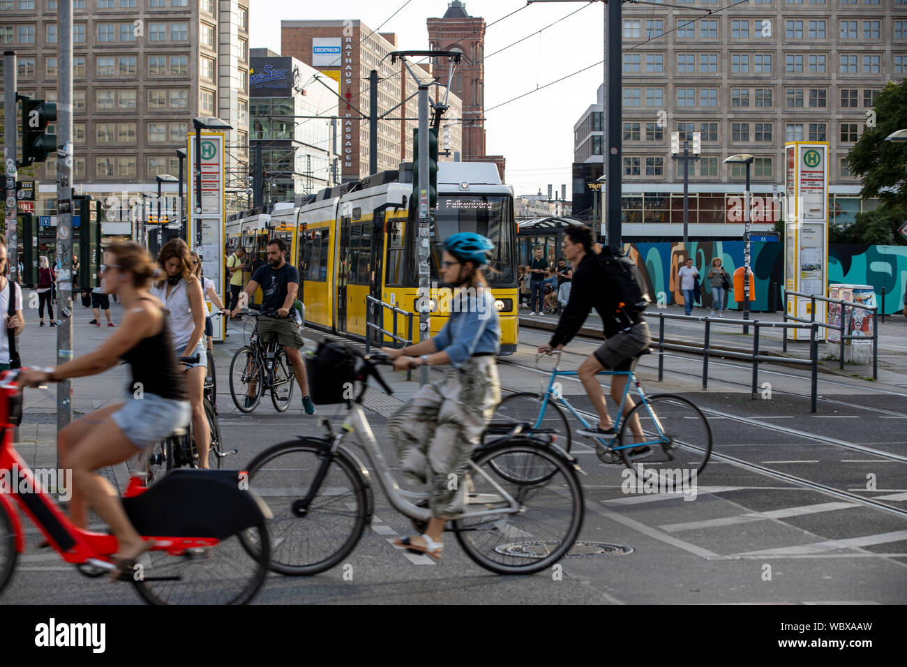 Alexanderplatz, Haltestelle bin Straßenbahn, Bahnhof, Passanten, Berlin, Stockfoto