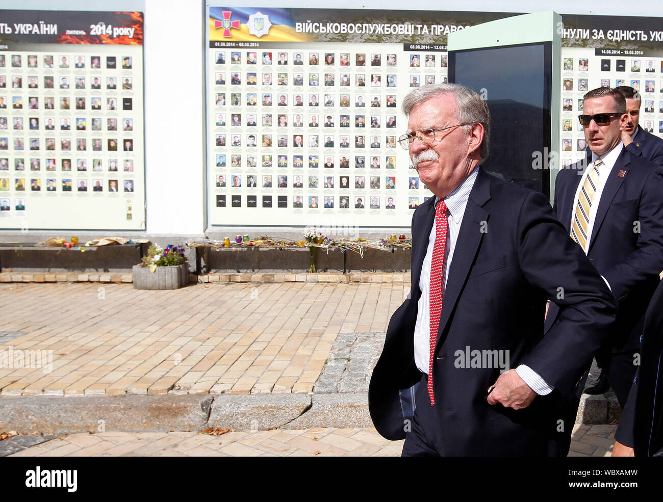 US National Security Advisor John Bolton an der Mauer der Erinnerung für die ukrainischen Soldaten, die im Krieg gegen Russland gestorben - unterstützte Separatisten im Osten des Landes. John Bolton Besuche in der Ukraine. Stockfoto